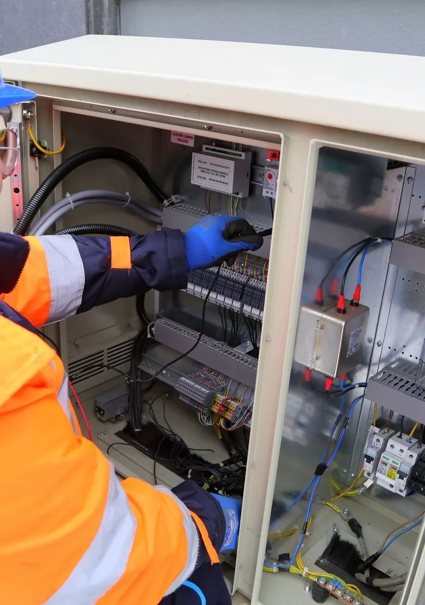 Électricien intervenant sur un coffret électrique en extérieur