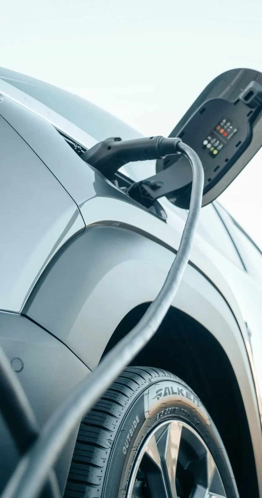 Voiture électrique branchée à une borne de recharge