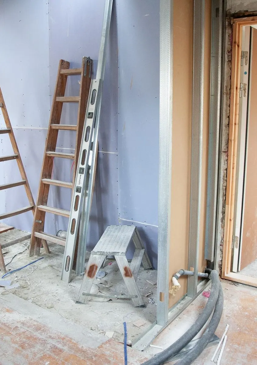 Pièce en cours de rénovation, gaines électriques en attente